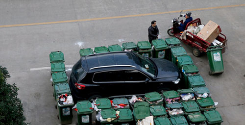 隨意亂停車,大爺搬垃圾桶怒攔私家車 