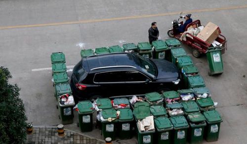 汽車被垃圾桶包圍是被惡搞還是得罪人了?